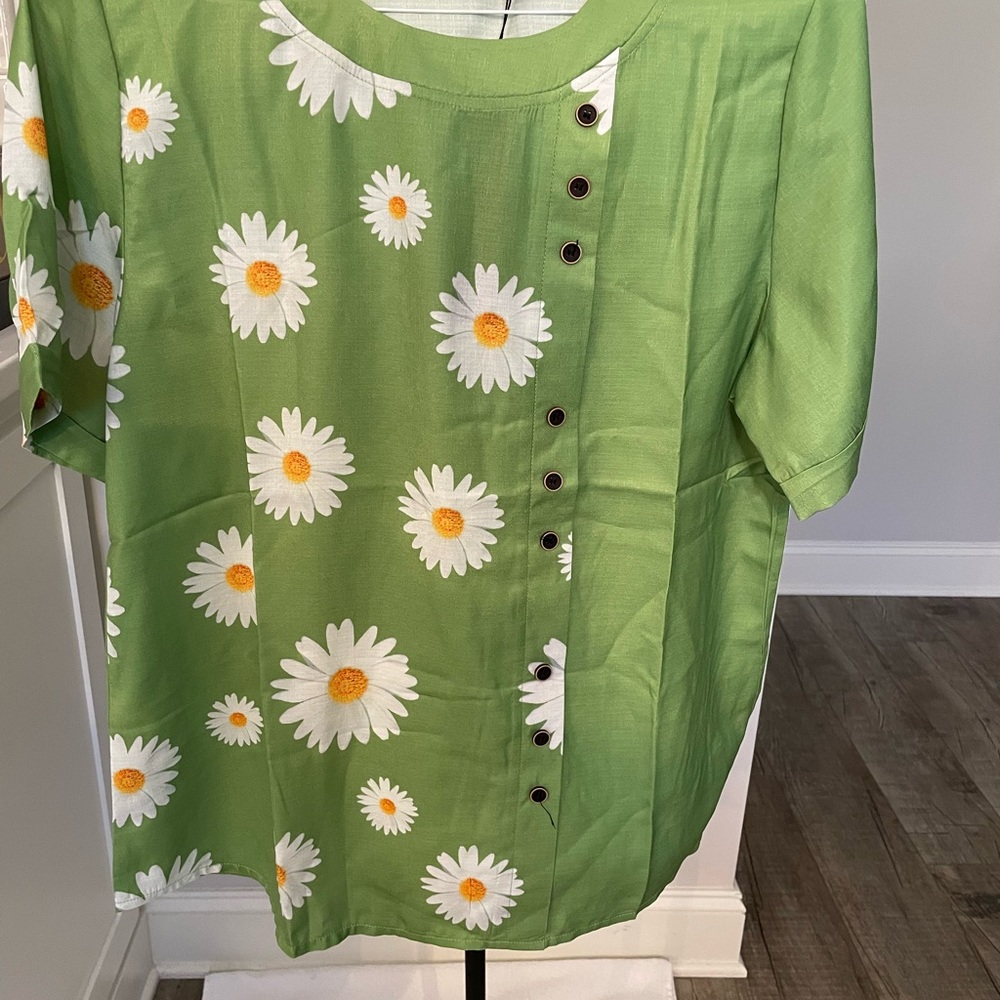 Gracila-Grace Your Life. Green Blouse w/Daisies. NWT. Size Large #1019.